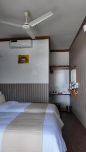 Postel nebo postele na pokoji v ubytování Navaya Dhiffushi