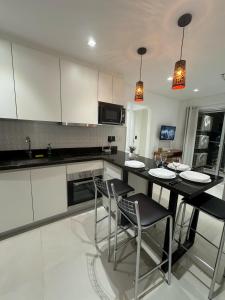 a kitchen with white cabinets and a table and chairs at Depto de 2habitaciones, zona centrica in Asuncion