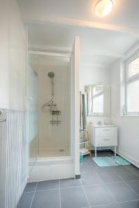 a bathroom with a shower and a sink at Terrasse privée & Lumineux Gare 2 min in Valenciennes