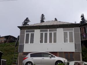 une maison avec une voiture garée devant dans l'établissement House in bakhmaro, à Chʼkhakoura