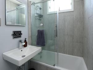 Ένα μπάνιο στο Beach Haven West Has It All, Pool, Hot Tub +27 φωτογραφίες