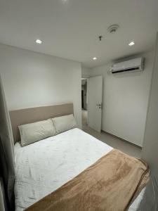 a bedroom with a large bed in a room at Depto de 2habitaciones, zona centrica in Asuncion