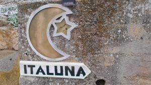 a sign for itilima and a star on a rock at Casa Rural Italuna in Jarque de la Val