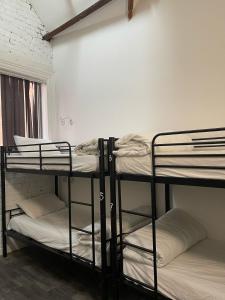 Letto o letti in una camera di Rahman Hostel