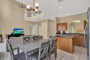 Η κουζίνα ή μικρή κουζίνα στο Orlando Gem - Private Pool and Theater Room