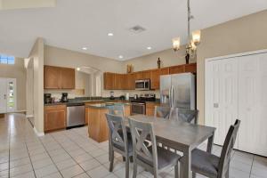 Η κουζίνα ή μικρή κουζίνα στο Orlando Gem - Private Pool and Theater Room