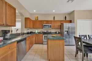 Η κουζίνα ή μικρή κουζίνα στο Orlando Gem - Private Pool and Theater Room