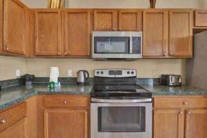 Η κουζίνα ή μικρή κουζίνα στο Orlando Gem - Private Pool and Theater Room