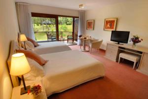 Cama ou camas em um quarto em Hotel del Lago Golf & Art Resort
