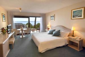Cama ou camas em um quarto em Hotel del Lago Golf & Art Resort
