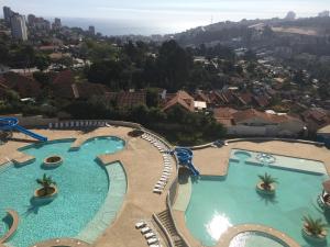 an aerial view of two pools at a resort at Edificio En Reñaca in Viña del Mar