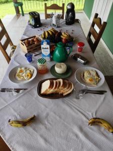 un tavolo con prodotti per la colazione di Chalé Vagalumes próximo a Penedo a Engenheiro Passos