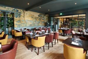a dining room with tables and chairs in a restaurant at The Kings Arms in Christchurch