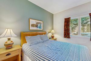 a bedroom with a bed and two lamps and a window at Eagles Unit #2 in Jeffersonville +63 photos