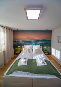 a bedroom with a large bed with a skylight at P-Hosting Modernes Apartment zwischen Ravensburg und dem Altdörferwald, 110qm, Familienfreundlich, Separater Eingang, Kaffeevollautomat, Bäcker und Pizzeria 15 Meter, Spielplatz 50 Meter, 20 Km zum Bodensee, 30Km in die Berge in Schlier