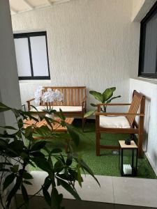 ein Wohnzimmer mit zwei Stühlen und einem Tisch in der Unterkunft ORY luxury garden in Abidjan