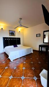 Un pat sau paturi într-o cameră la Hotel Villa Esmeralda +13 fotografii