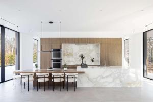 Η κουζίνα ή μικρή κουζίνα στο Brightwater by Rove Villa with Sauna Pool and Outdoor Spaces +39 φωτογραφίες