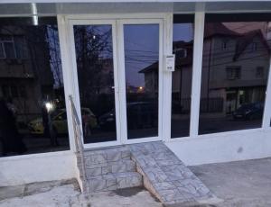 a front window of a building with a bunch of windows at Nevim partier in Mangalia