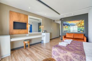 Телевизор и/или развлекательный центр в Sey Beach Hotel & Spa
