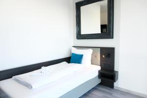 Postel nebo postele na pokoji v ubytování Stargaze Forum Hotel Düsseldorf-Hilden
