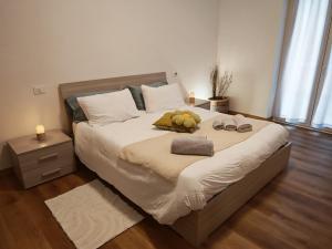- un grand lit avec 2 serviettes et 2 chaussures dans l'établissement GPhouse, à Arona 25 autres photos