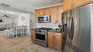 ビーチヘイブンにあるBeach Haven, Condo, Ocean Block Water Views From Roof Top Deck, Wifiのキッチン(ステンレス製の冷蔵庫、テーブル付) +18枚の写真