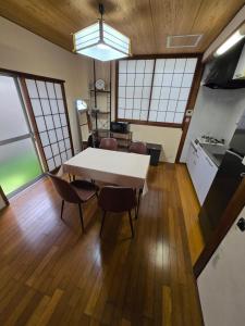 Kuchyň nebo kuchyňský kout v ubytování ON SALE 13 minutes by Haneda Airport train, 15 minutes walking distance by station, fully equipped with a record player, maximum 5 people