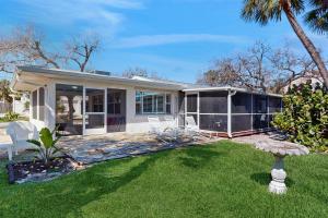 een huis met een veranda en een gazon bij Lemon Bay Escapade in Englewood