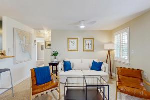 een woonkamer met een witte bank en 2 stoelen bij Lemon Bay Escapade in Englewood