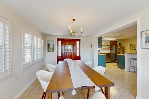 een eetkamer met een houten tafel en witte stoelen bij Lemon Bay Escapade in Englewood +92 foto's