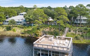een luchtzicht op een dok op een meer bij Our Tree House by Oversee 30A in Inlet Beach