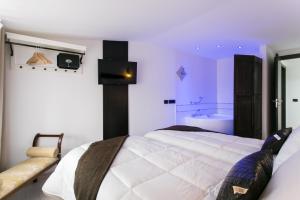 1 dormitorio con cama y bañera en Aparthotel Dei Mercanti, en Milán