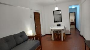un salon avec un canapé et une table dans l'établissement Luminoso departamento Zona Güemes, à Mar del Plata