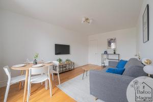 a living room with a gray couch and a table at Buzz à Disneyland Paris in Magny-le-Hongre