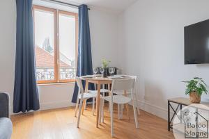 a dining room with a table and chairs and a window at Buzz à Disneyland Paris in Magny-le-Hongre
