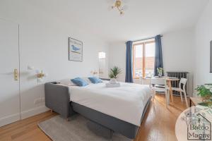 a bedroom with a large bed and a dining room at Buzz à Disneyland Paris in Magny-le-Hongre