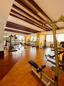 Fitness centrum a/nebo fitness zařízení v ubytování Cozy Room in Front of US Embassy