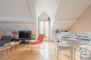 ein Wohnzimmer mit Sofa und Tisch in der Unterkunft Le Rêve de Fantasia - Enchantement à Disneyland in Magny-le-Hongre