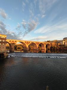 a bridge over a body of water with a building at Ô petit cocon in Albi