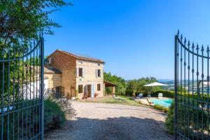 une porte menant à une maison avec piscine dans l'établissement Casa Felicita 8 by Marche Holiday Villas, à Macchie