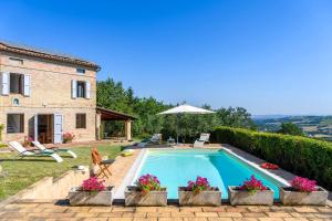 une piscine devant une maison dans l'établissement Casa Felicita 8 by Marche Holiday Villas, à Macchie