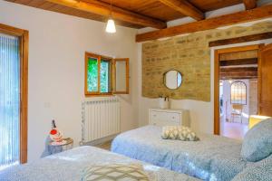 une chambre avec deux lits et un miroir dans l'établissement Casa Felicita 8 by Marche Holiday Villas, à Macchie