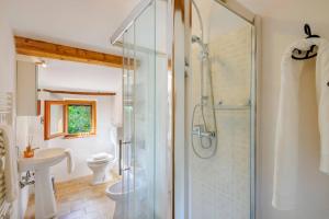 une salle de bains avec douche, toilettes et lavabo dans l'établissement Casa Felicita 8 by Marche Holiday Villas, à Macchie 58 autres photos
