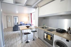 Η κουζίνα ή μικρή κουζίνα στο Chez Caro - Centre Ville - Proche Gare - Parking proche - Wifi ou Ethernet gratuit - Géré par PrestaZenServices