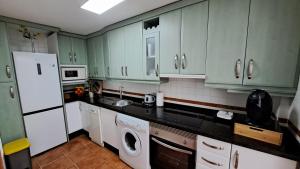 Küche/Küchenzeile in der Unterkunft Apartamentos Maria Cristina con parking gratis