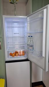 einen offenen Kühlschrank mit Wasserflaschen und Donuts in der Unterkunft Apartamentos Maria Cristina con parking gratis in Córdoba