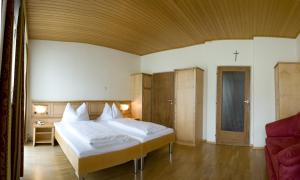 Postel nebo postele na pokoji v ubytování AKTIVHOTEL Weisser Hirsch
