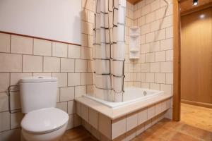 Ένα μπάνιο στο Seastone Gateway-Tarrio Beach House +27 φωτογραφίες