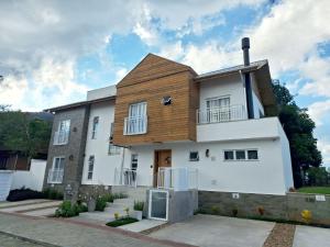 a house with a wooden roof at Pousada Infinity Gasthaus in Pomerode